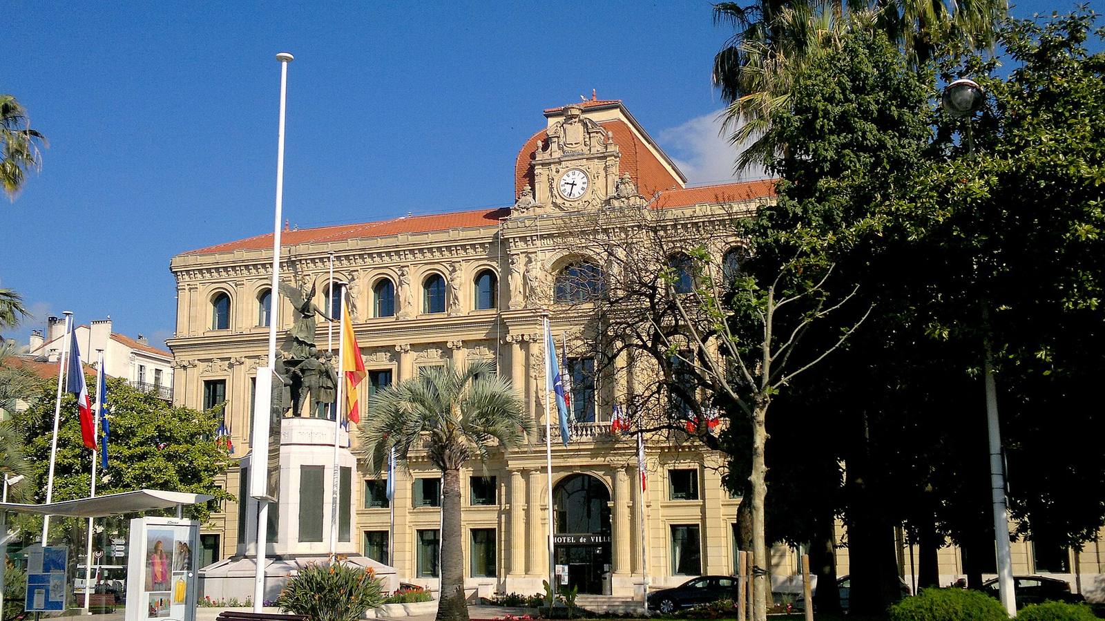 The flags in front of the entrance to Cannes city hall, place Cornut-Gentille: the AMF call is addressed to mayors, municipal councils and all local stakeholders who wish to take part, at noon or later in the day.