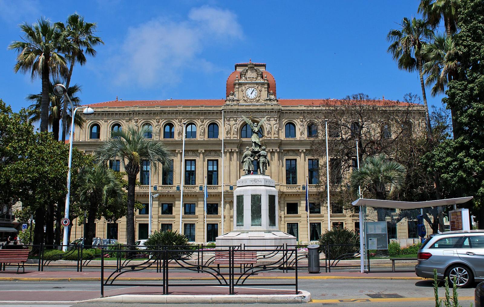 Cannes city hall and the war memorial on the Pantiero: it is in front of town halls across the country, including Cannes, that the Association of Mayors of France is calling people to gather this Monday 19 October from noon, after Saturday's violence.