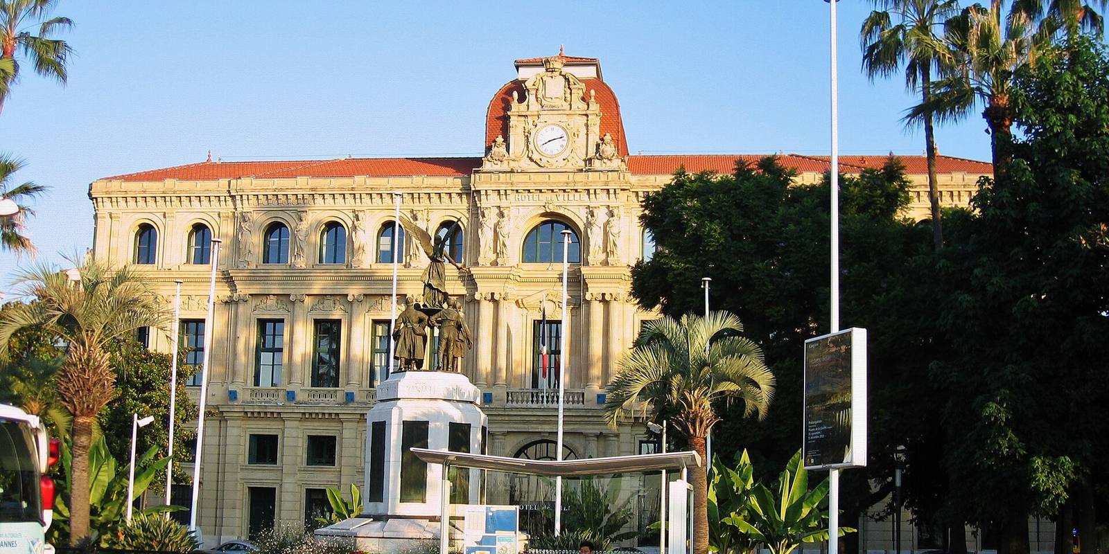 Cannes city hall at the end of the day, with the war memorial in the foreground: in its statement, the association writes that the public freedoms of all French people are under attack through public institutions.