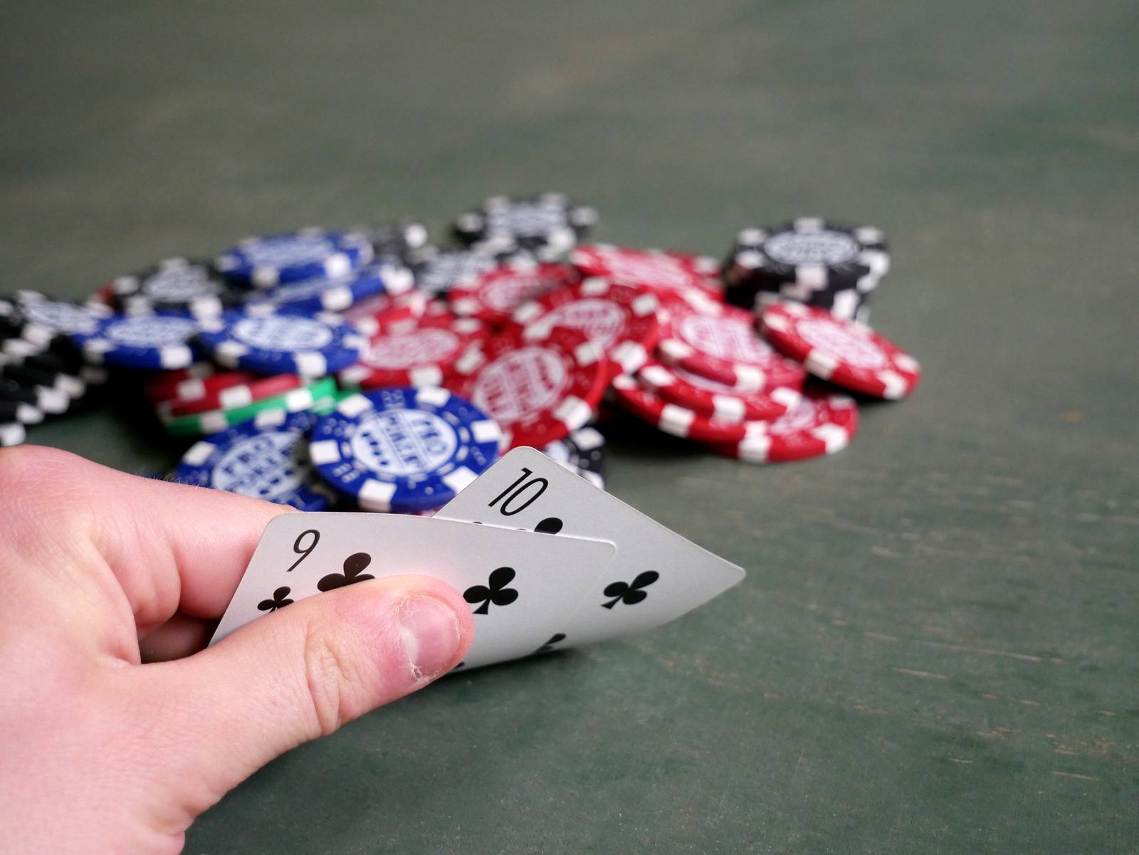 Poker cards and chips: eleven tournaments are on the programme of the Cannes stage, with buy-ins ranging from 100 to 1,000 euros.