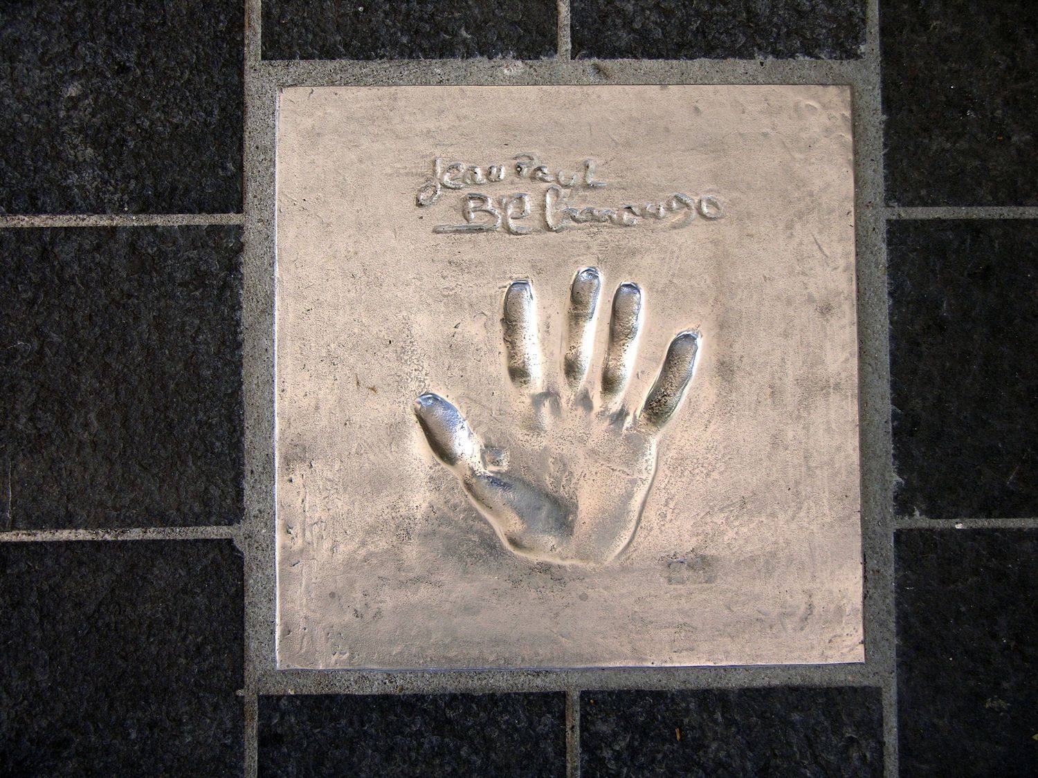 Jean-Paul Belmondo's handprint, one of the slabs of the Chemin des Étoiles, in front of the Palais des Festivals: this is the walk where stars visiting Cannes leave the mark of their hands.