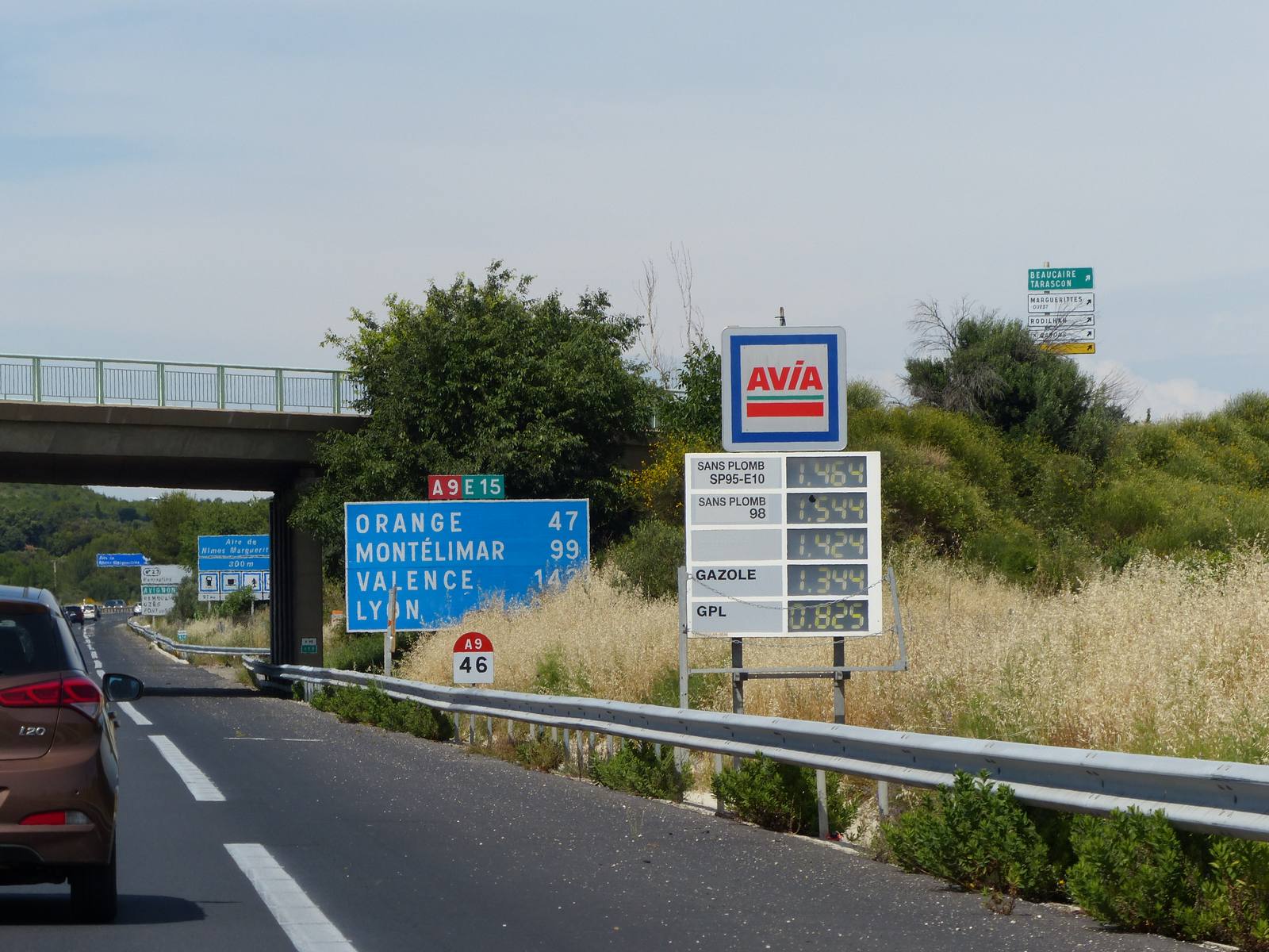 Panneau de prix sur l'autoroute A9 (photo d'archive, 2017) : le plafonnement des prix pratiqué par TotalEnergies attire les automobilistes vers ses stations, selon la CGT.