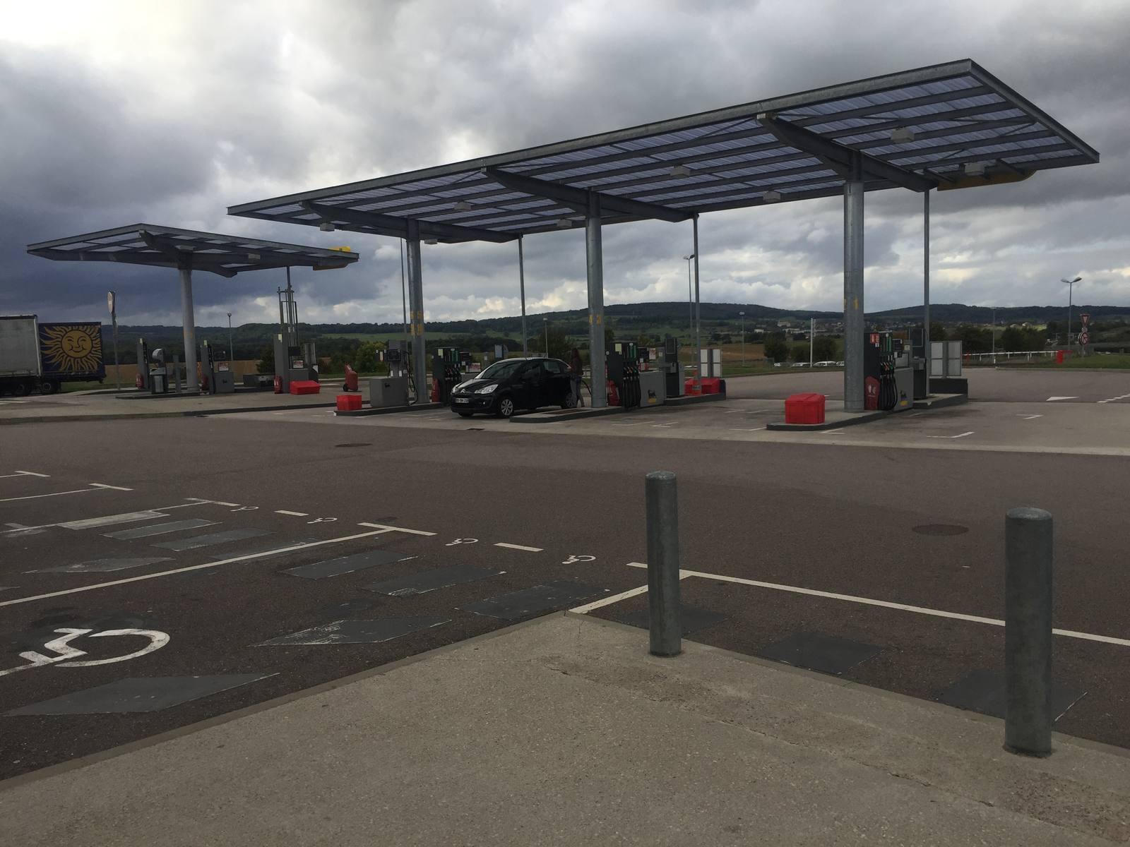 A canopy fuel station in France: amid the TotalEnergies strike, 28 stations in the Alpes-Maritimes are reporting partial outages this Friday 9 October.