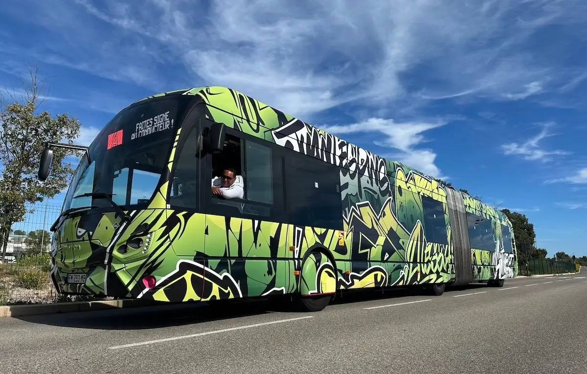 The Envibus Bus-Tram dressed by FREE in 2025, the festival’s rolling artwork: in 2026, La sChOOL resident artist Ma2thieu Long will in turn dress a new 18-metre articulated Bus-Tram on line A, which will run all year.