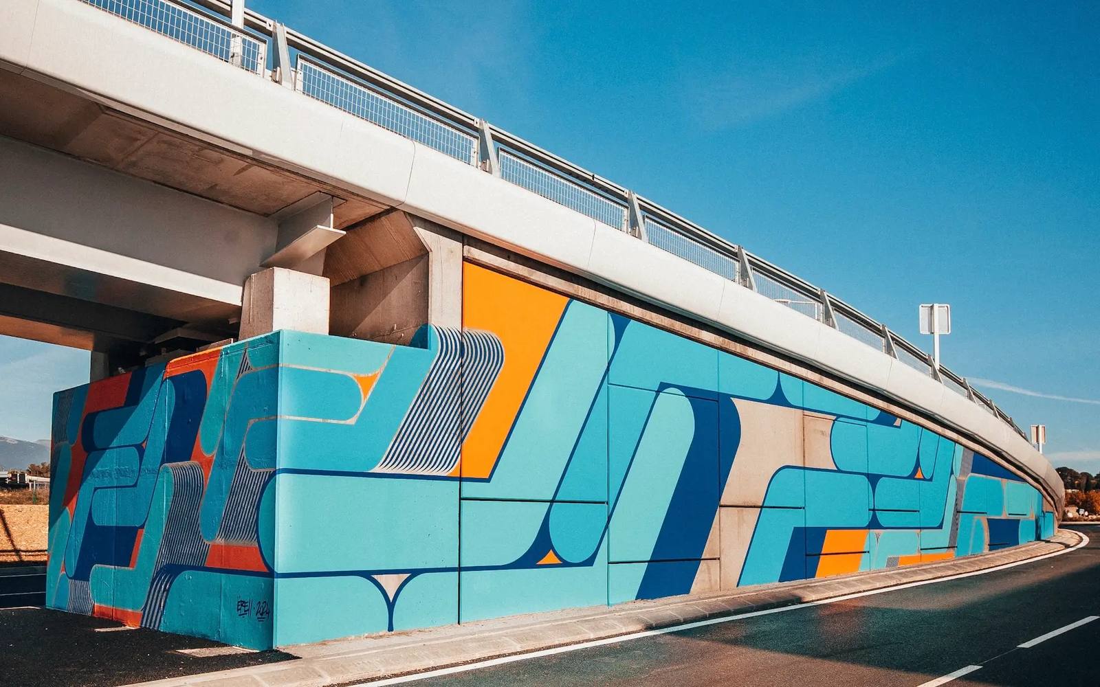 The geometric mural by Ërell, under the Antibes expressway ramp, one of the works on the urban art trail that Coul’Heures d’Automne has enriched every autumn since 2020, across the whole town.