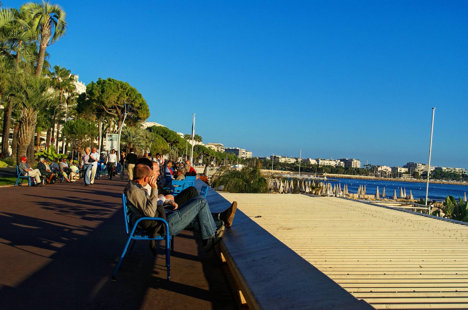 Boulevard de la Croisette: a security continuum now links retailers, private agents and law enforcement.