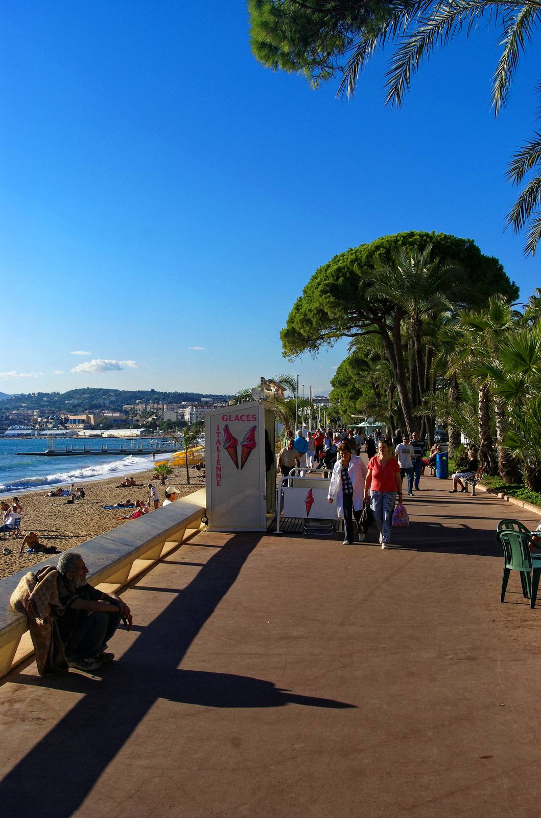 Le boulevard de la Croisette : la sécurisation des commerces de luxe est devenue un élément du paysage de l'artère.