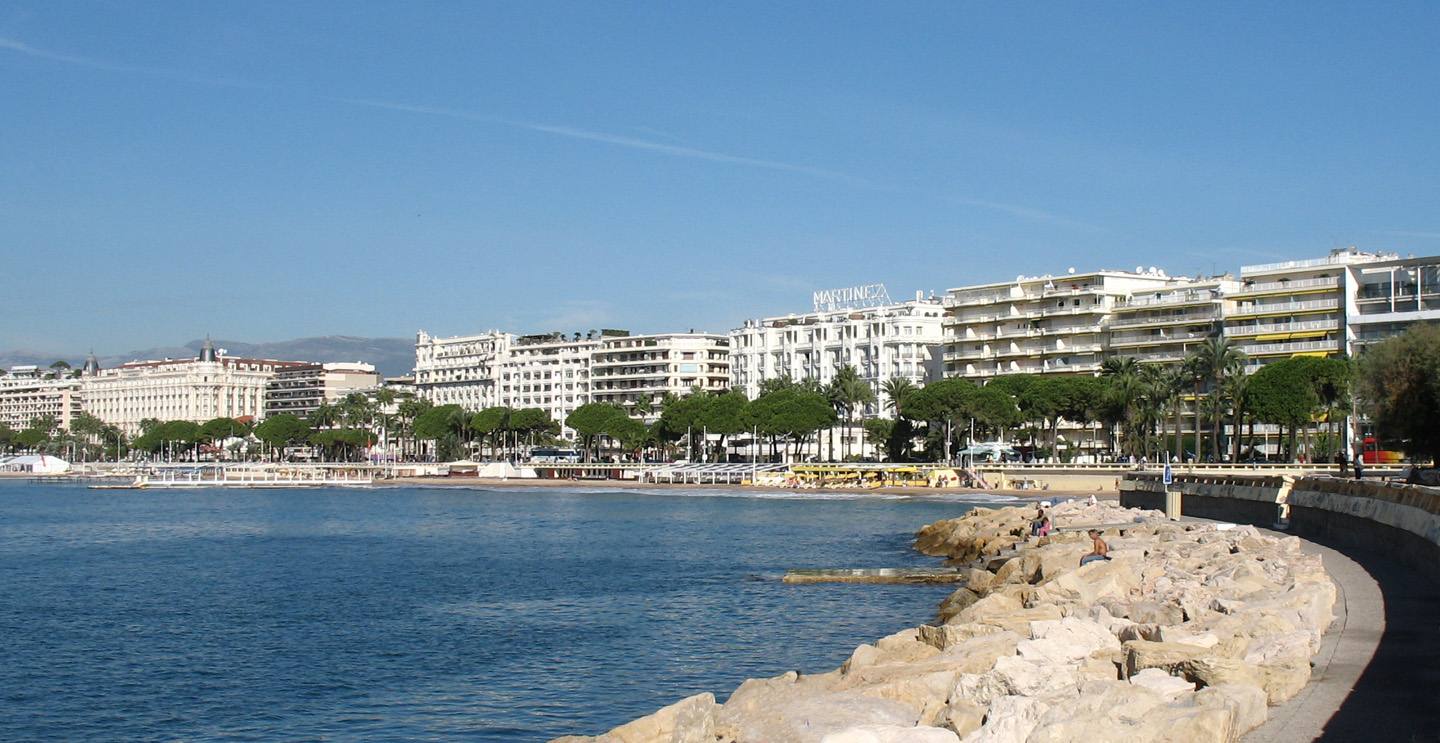The eastern part of the Croisette, with the Hôtel Martinez at the centre (archive photograph, October 2007): the surface phase of the works opens between rue Macé and boulevard Alexandre III, starting in mid-October after MIPCOM and carried out on four fronts at once.