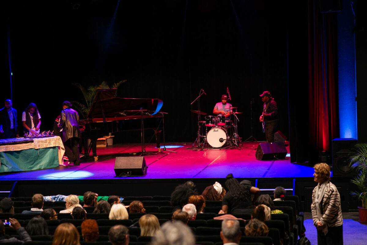 A concert on the stage of the Cannes International Pan-African Film Festival, in front of the auditorium audience (festival photograph): the 23rd edition opens on Wednesday 21 October at Espace Miramar, with screenings from 12.30 pm and an opening ceremony in the evening.