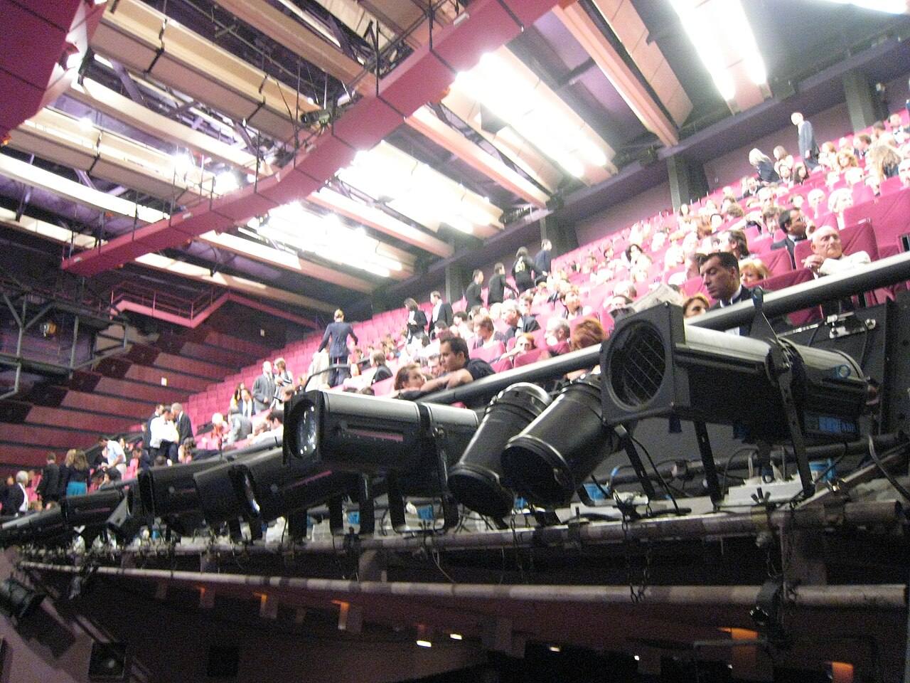 À l’intérieur du Palais des Festivals : le forum du Psychodon y réunit citoyens, associations, professionnels du soin et institutions pour débattre des politiques de santé mentale en France.