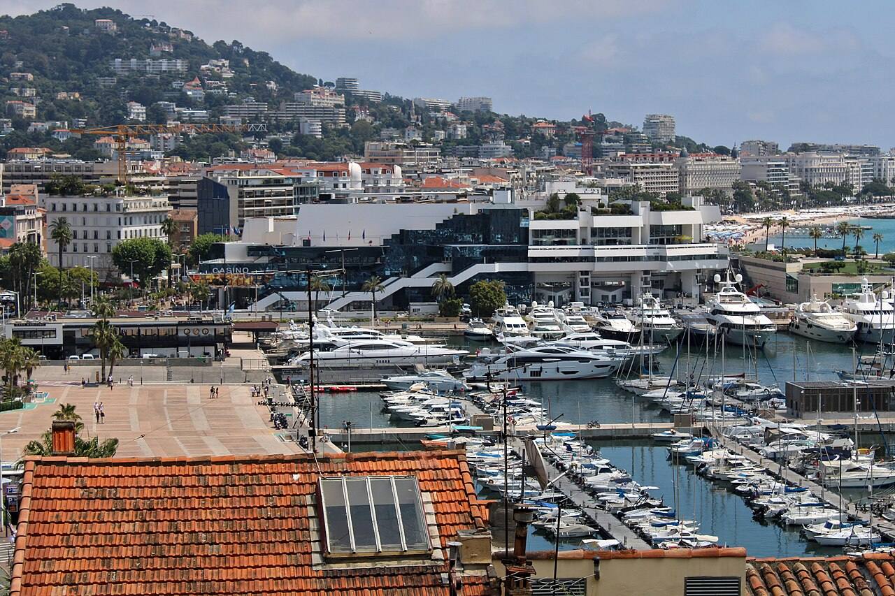 Le Palais des Festivals et des Congrès, vu depuis le Suquet avec le Vieux Port au premier plan : dimanche 18 et lundi 19 octobre, il accueille le Forum de la Santé Mentale 2026, organisé par le Psychodon.