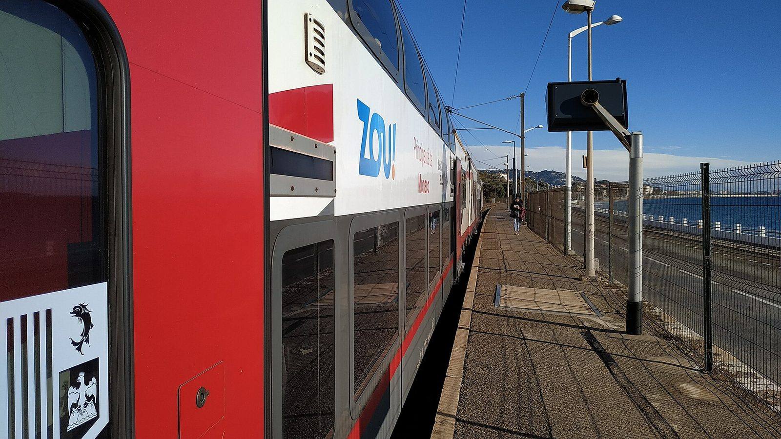A Zou! TER train at Cannes La Bocca platform: the new station is set to increase TER frequencies on the Riviera line.