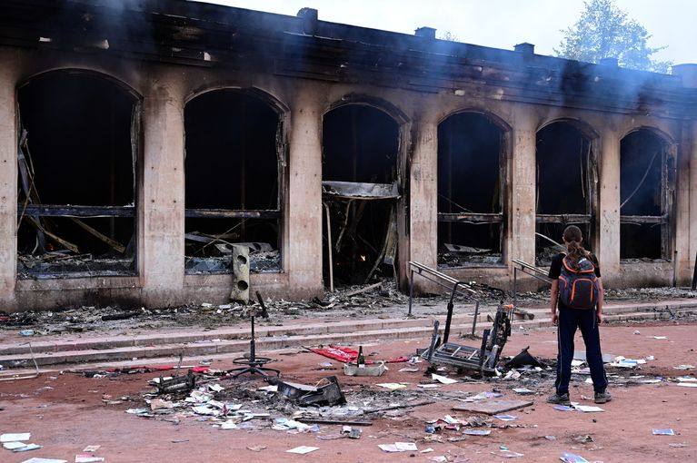 The charred ruins of the Lyon tourist office branch on place Bellecour, the day after the fire on Saturday, October 17: the 1852 pavilion was stormed, looted and then burned during the demonstration.