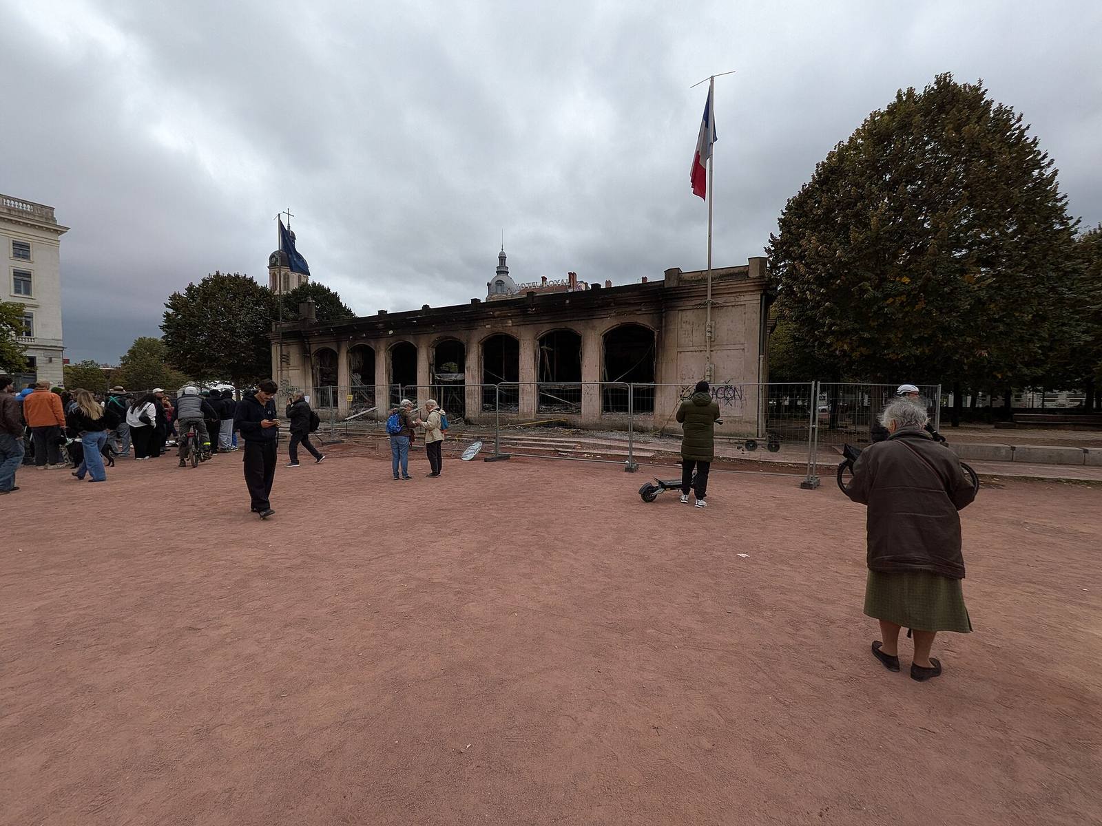 The tourist office pavilion on place Bellecour, photographed the day after the demonstrations, on Sunday, October 18: behind the barriers, Lyon residents discover the charred ruins of the 1852 building.
