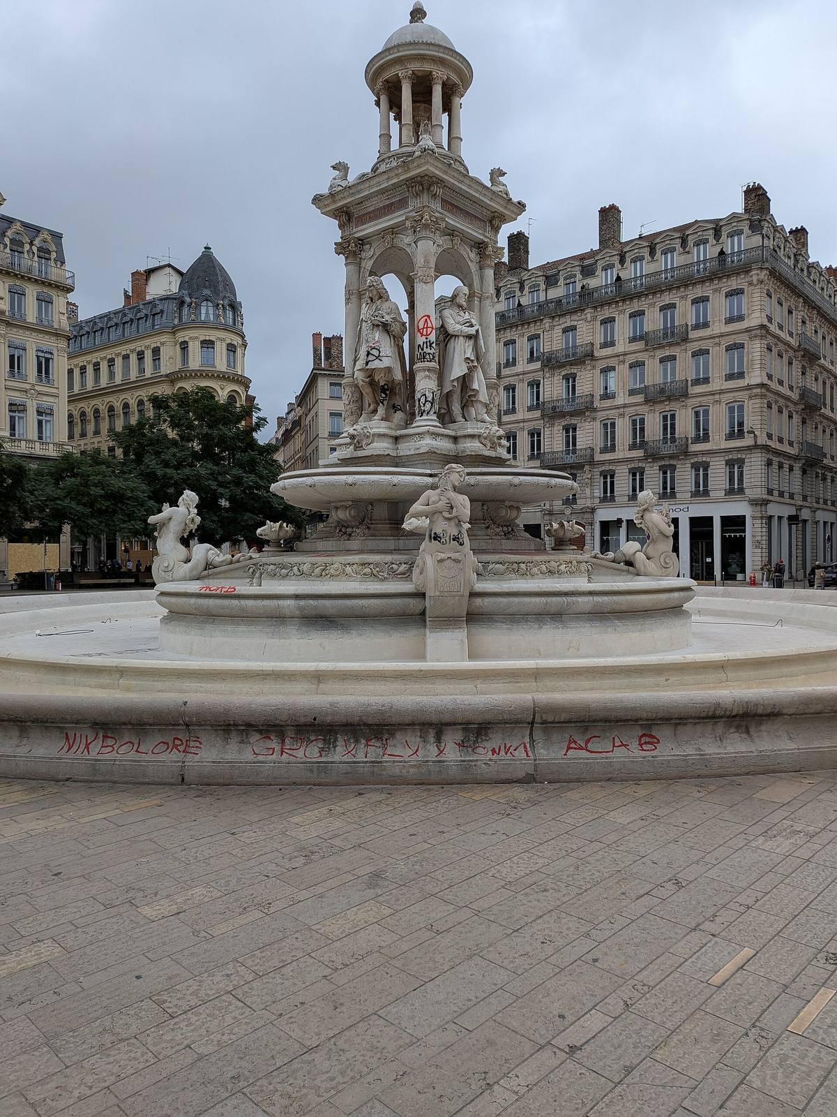 The Fontaine des Jacobins, on place des Jacobins, photographed the day after October 17 and covered in tags: it was on this square that the Hugo Boss shop caught fire.