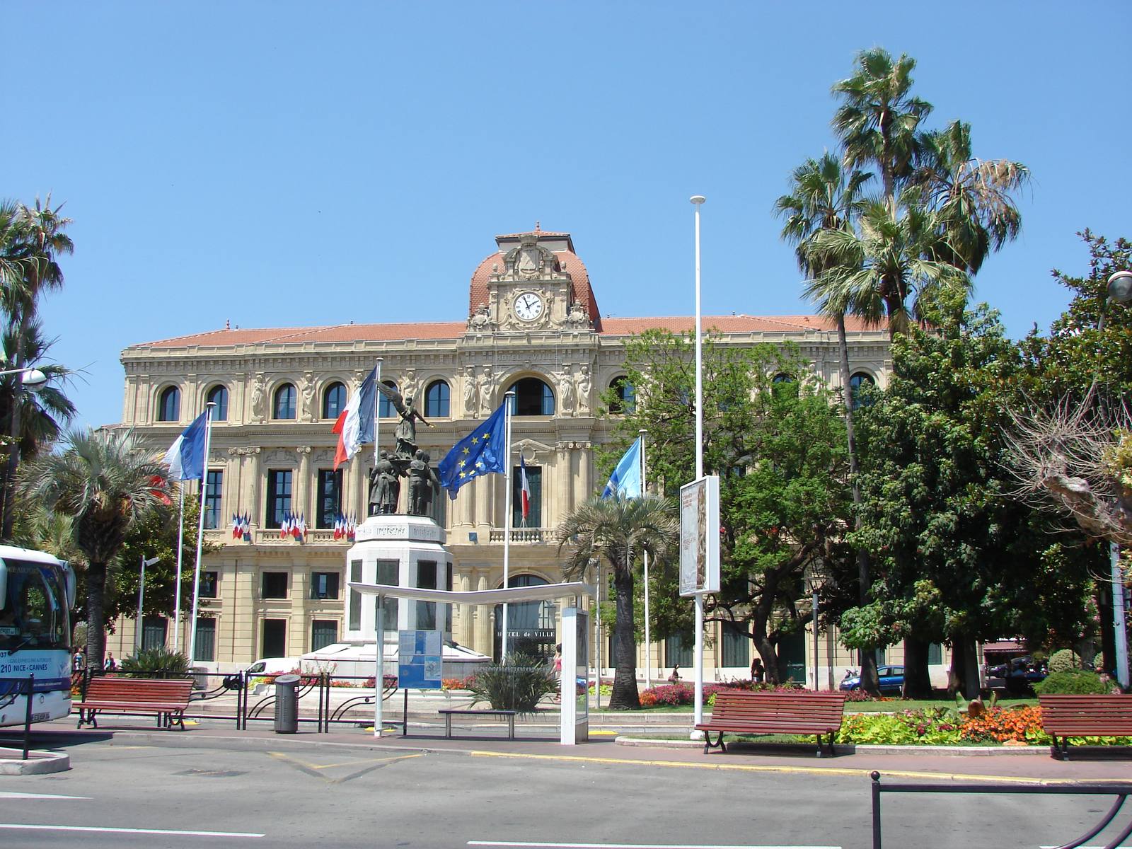 L'hôtel de ville de Cannes : le concours « Écrire Cannes », organisé par la municipalité depuis 2015, a rendu son palmarès 2026 sur le thème de la ville durable.