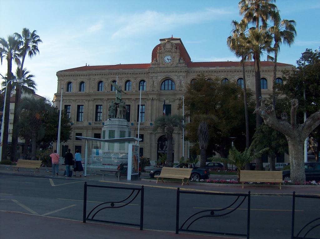 La mairie de Cannes, dont le maire a salué l'action « déterminée » de la police municipale devant les lycées.