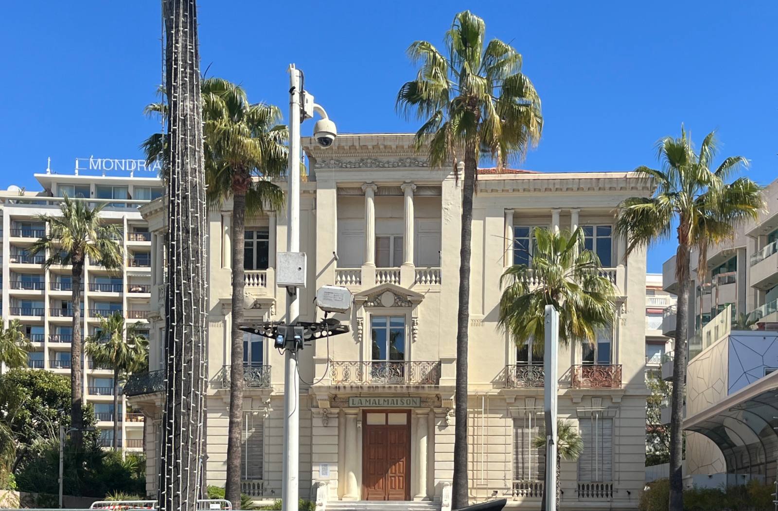 Le centre d'art La Malmaison, sur la Croisette (photographie d'avril 2023, avant sa réouverture en janvier 2025), accueille « Mirages du monde » jusqu'au 8 novembre 2026.