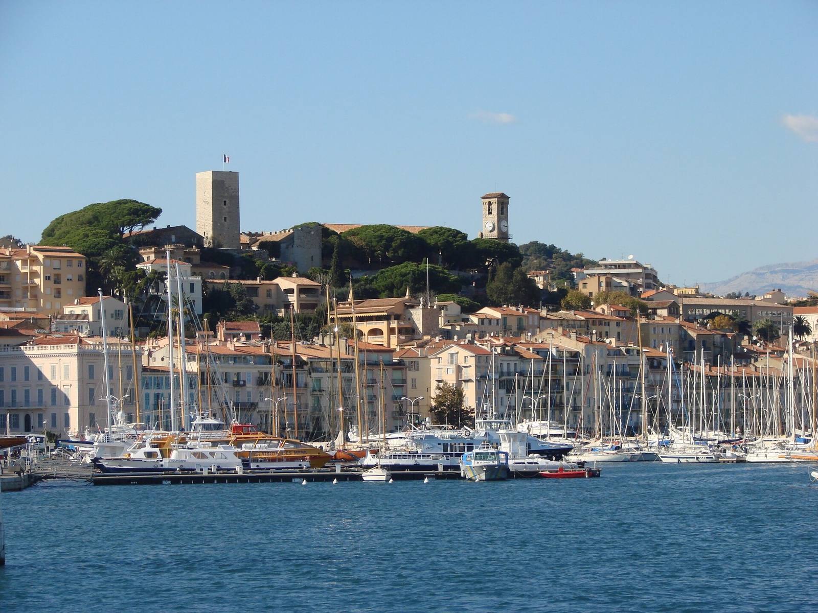 Le Suquet and the Old Port of Cannes seen from the sea, under a clear sky (archive photograph): this Tuesday the weather changes completely along the coast, with storms and heavy rain expected from noon to midnight in the Alpes-Maritimes.
