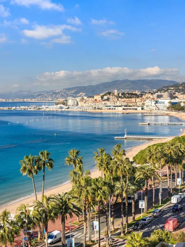 La Croisette et la baie de Cannes, vues depuis l’est de la ville, avec le Palais des Festivals au bord de l’eau : c’est au Palais que le MIPCOM a remis, mercredi 14 octobre, sa reconnaissance pour l’impact sur les objectifs de développement durable au groupe brésilien Globo.