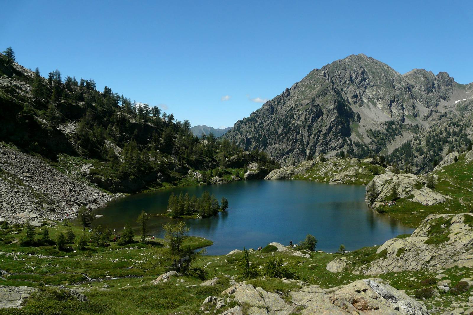 Le lac de Trécolpas et le mont Pélago (2 768 mètres), dans le parc national du Mercantour : le nouveau parcours du Muséum mène le visiteur des fonds marins de la Méditerranée jusqu'à ces cimes des Alpes-Maritimes.