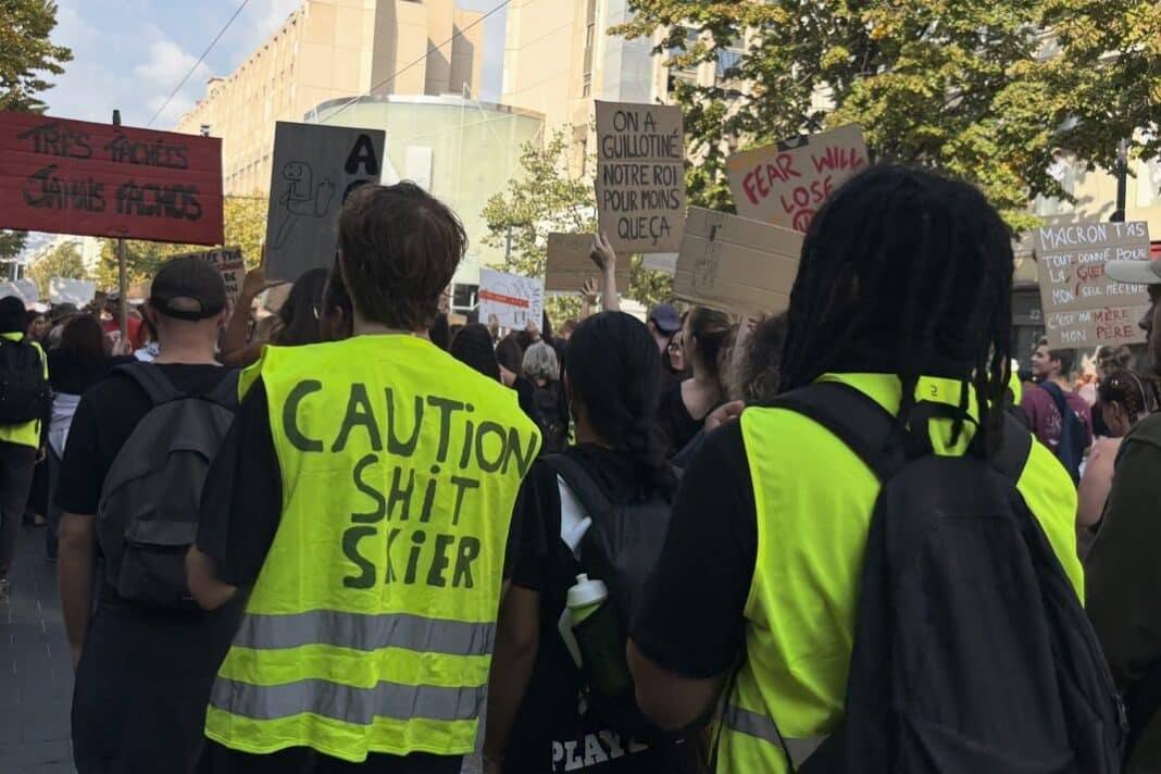 Des manifestants, pancartes et gilets jaunes, dans le cortège niçois de samedi : le rassemblement, non déclaré, avait commencé place Masséna en début d’après-midi.