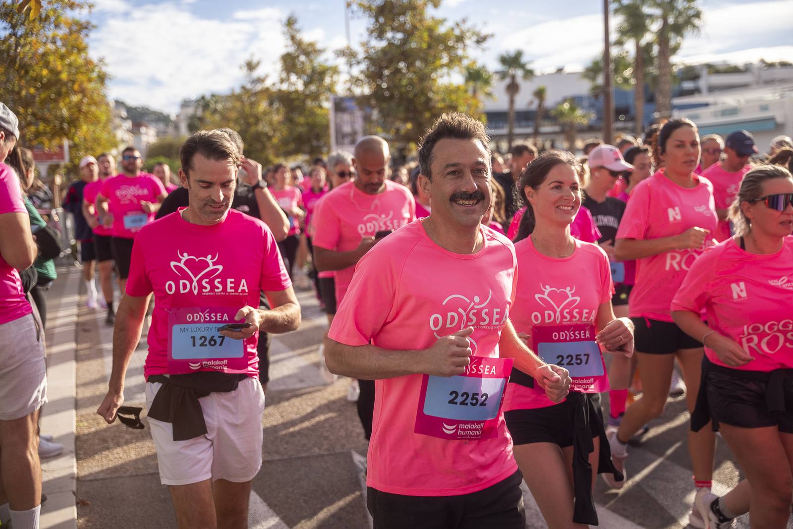 Des coureurs aux couleurs d'Odysséa lors d'une édition précédente à Cannes (photo d'archive de l'organisateur) : la 20e édition cannoise se tiendra dimanche 25 octobre sur l'esplanade Pantiéro, face à la Méditerranée.