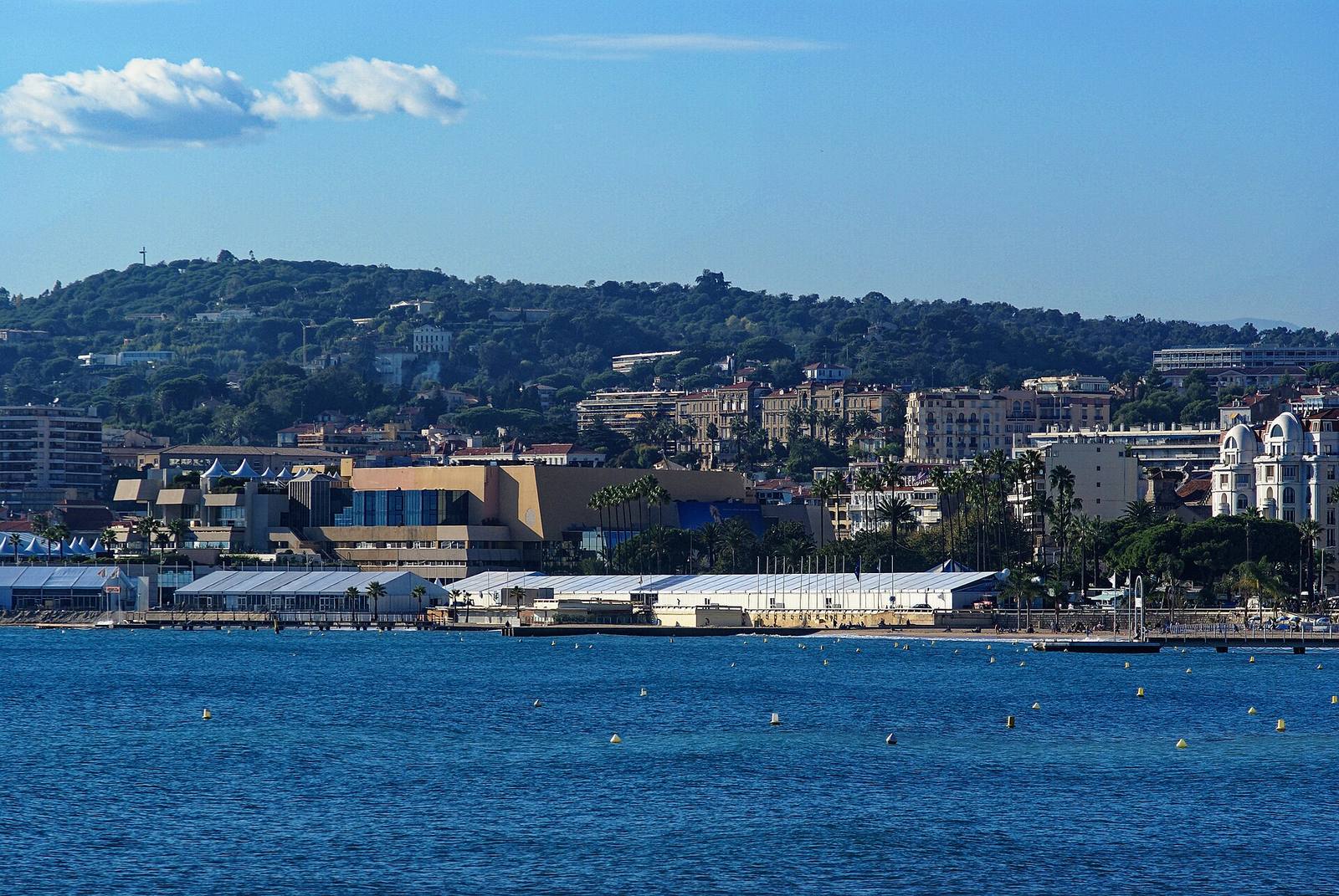 Le Palais des Festivals vu depuis la mer : il a accueilli les 14 et 15 septembre la 18e édition du Festival SilverEco.