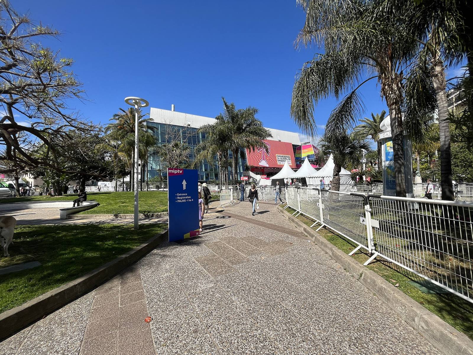 Les abords du Palais des Festivals pendant un salon professionnel : le congrès AMWC y installera sa section conférences et expositions au printemps 2027.