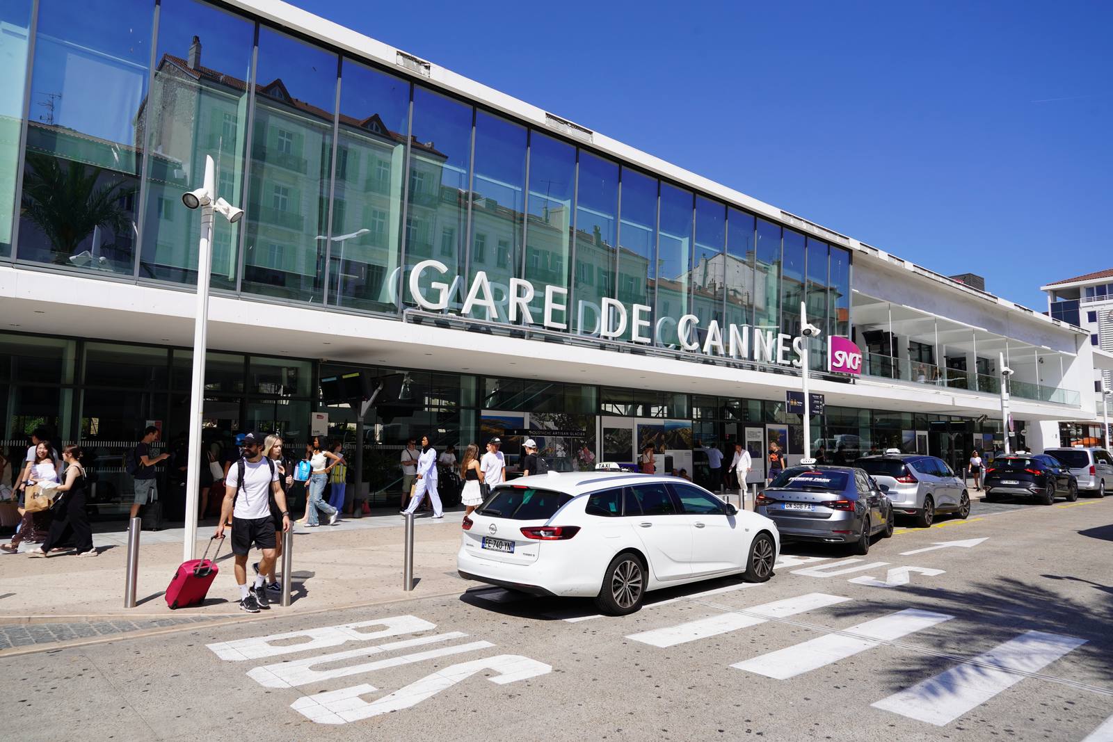 Le bâtiment voyageurs de la gare de Cannes, photographié le 20 mars 2023 : vendredi 9 octobre en fin de journée, une panne électrique sur une caténaire a paralysé le trafic entre Cannes et Les Arcs-Draguignan.