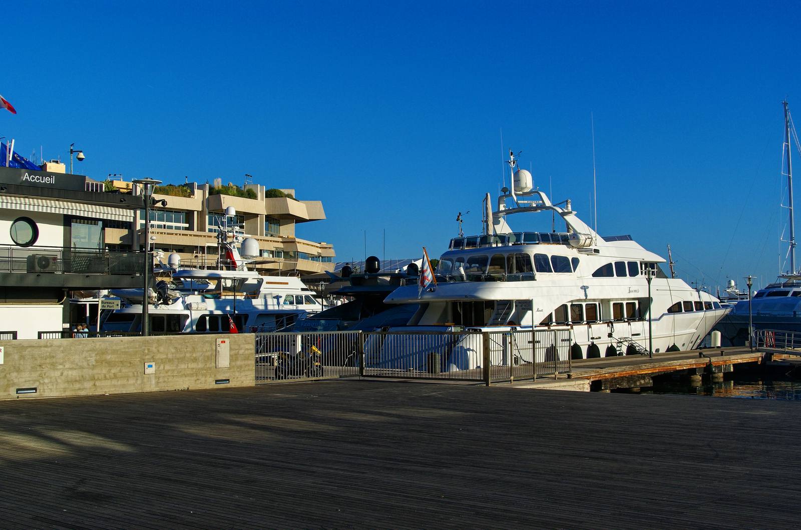 Le Vieux Port vu depuis la promenade de la Pantiero : le parking de la Pantiero figure parmi les parkings de la régie Cannes Parking concernés par le forfait braderie à 6,10 euros la journée.