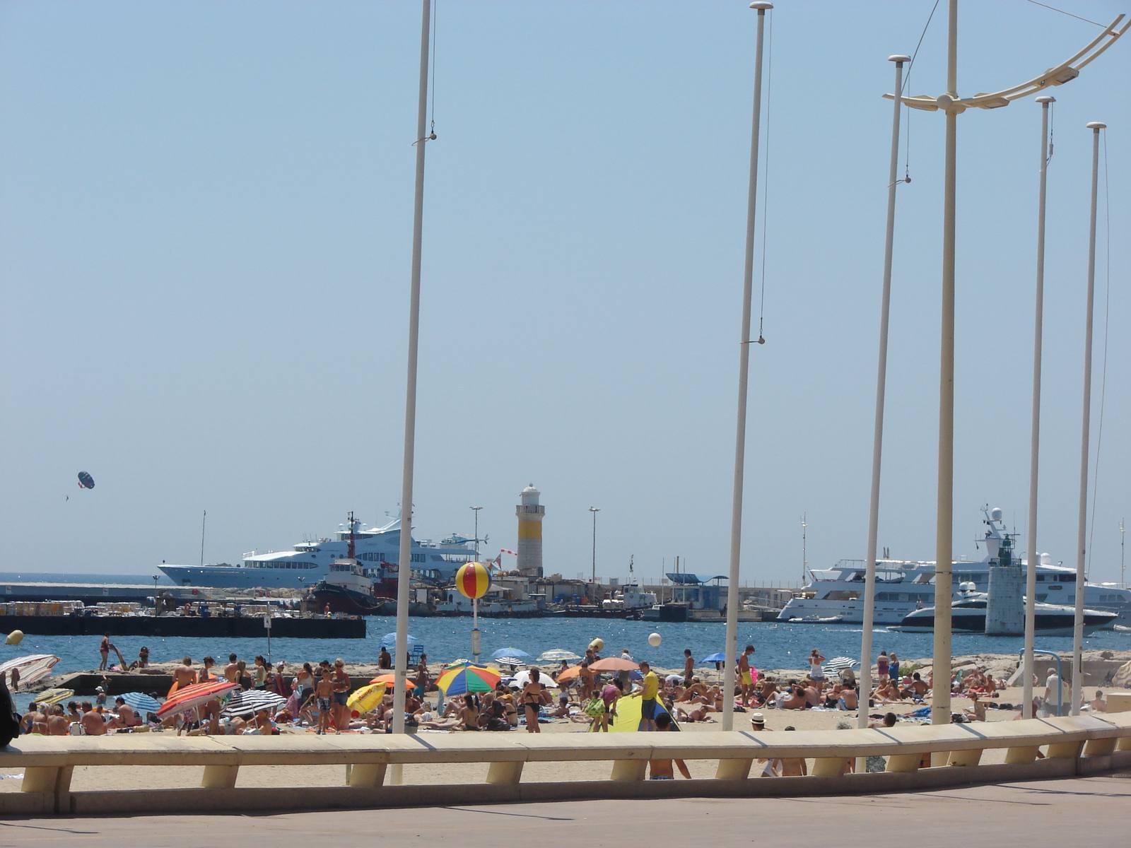 La Croisette beach: with 87% hotel occupancy in August, Cannes enjoyed a flourishing summer 2026.