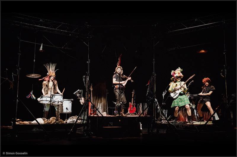 “En apparence”, the staged concert by Compagnie Illimitée, opens the festival this Friday 16 October at 7.30 pm at the Théâtre de la Licorne, with three singer musicians and one actress.