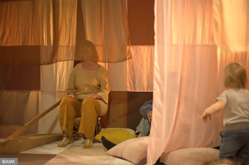 “Le petit reposé”, the poetic nap by Compagnie AMK, welcomes children aged 0 to 3 in a soft textile set, on Sunday 18 and Monday 19 October at the Théâtre de la Licorne.