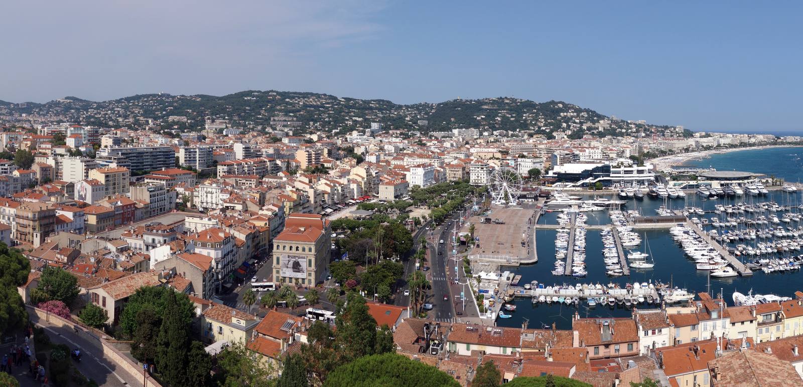 Cannes from the Suquet tower: the old port and, on the Croisette, the Palais des Festivals, where Queen Silvia screens this Tuesday evening as a world premiere.