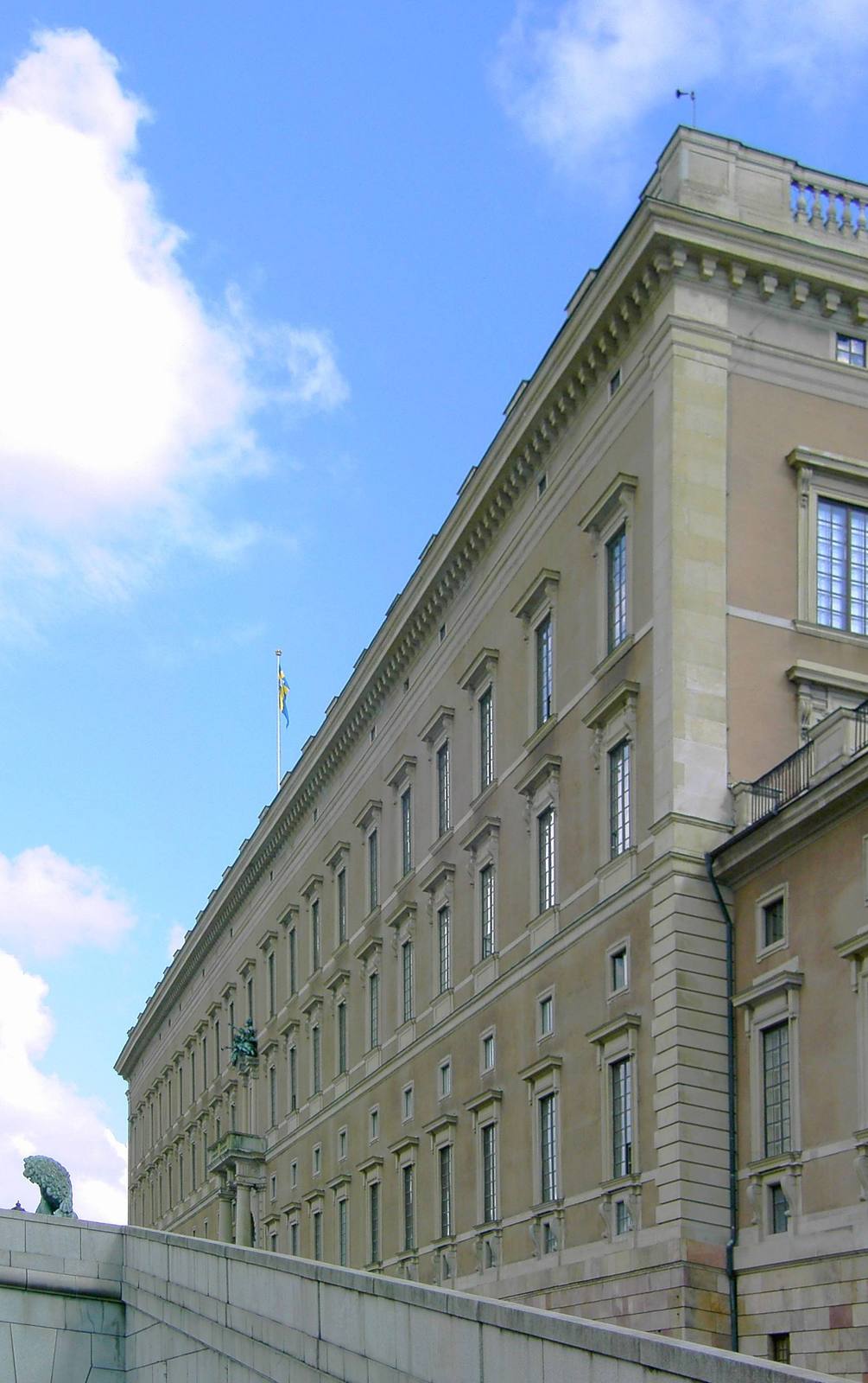 Le palais royal de Stockholm, sous les couleurs suédoises : c'est là que mène l'histoire de Silvia Sommerlath et de Carl Gustaf, racontée par la série.