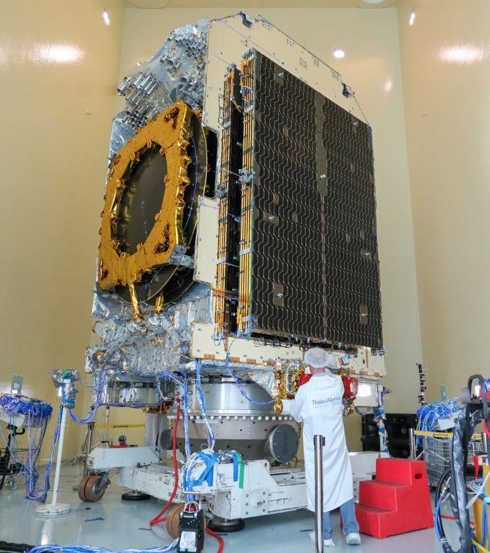 The Konnect satellite in a Thales Alenia Space clean room, with a company technician (archive photo): the Côte d'Azur space industry counts 70 companies and 5,800 jobs.