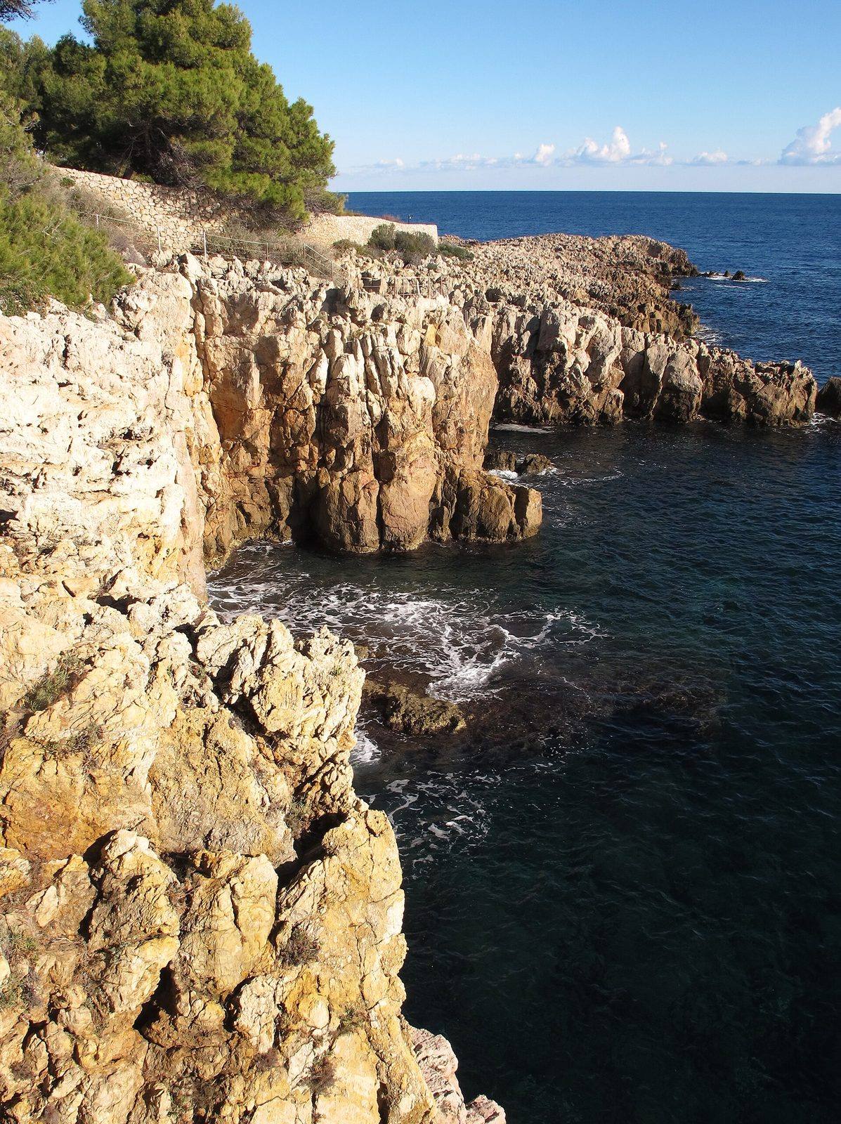 The cliffs of Cap d'Antibes along the coastal path: a section of the trail is closed, according to Nice-Matin until 31 May 2027, due to rockfall risk.