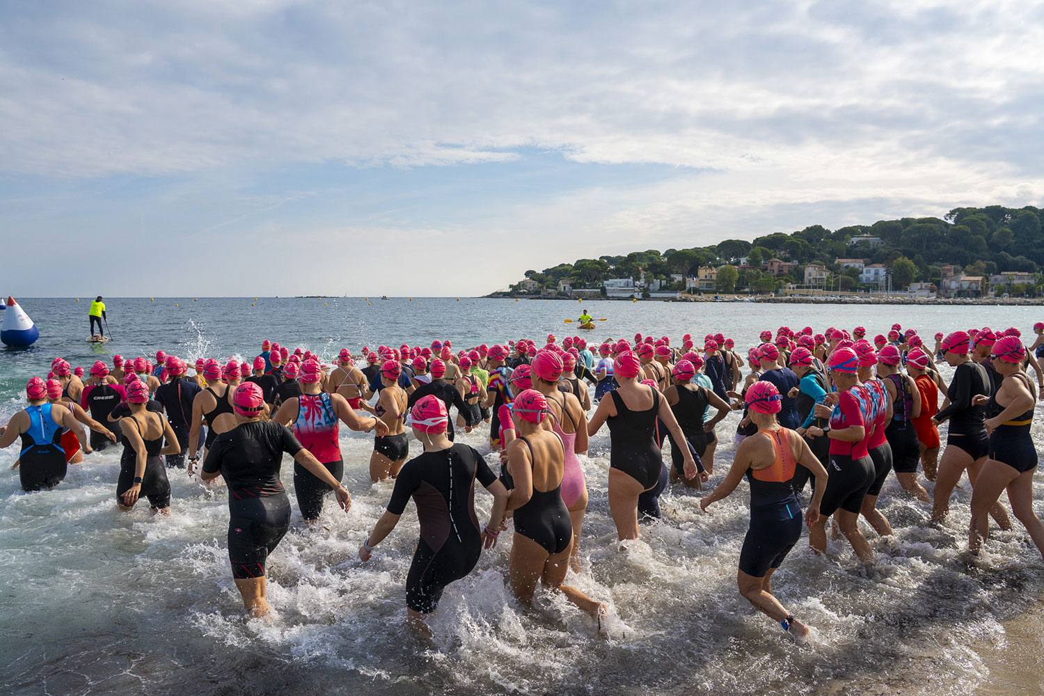 The swim start, pink caps on, at an edition of the Triathlon des Roses in Antibes: the charity event dedicated to breast cancer research returns this Sunday 18 October, at the Plage de la Salis, for the closing round of its 2026 season.