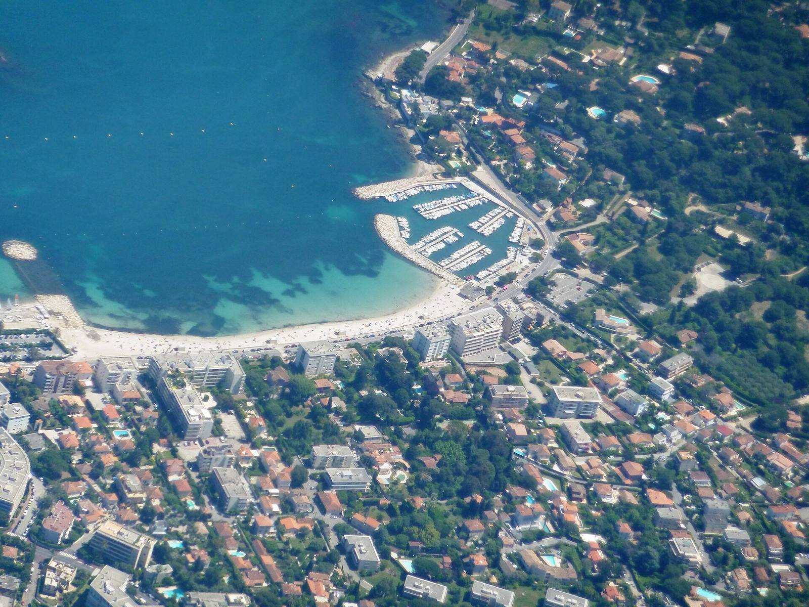 An aerial view of the beach and port of La Salis, in Antibes: this is where participants set off for 200 metres of swimming, before 10 kilometres of cycling towards Cap d’Antibes and 2.5 kilometres of running.