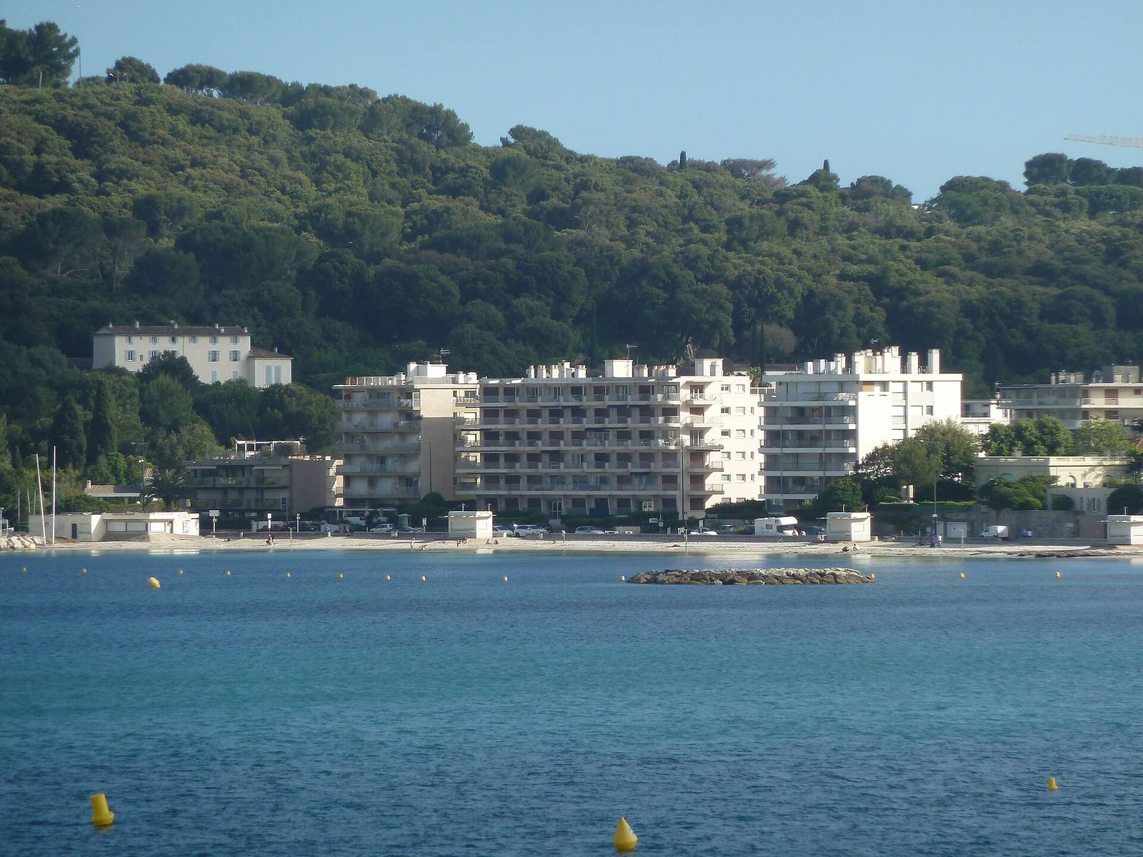 The Plage de la Salis seen from the sea, with its channel marked by yellow buoys: the event, held from 8.30 am to 2 pm, is designed to be accessible from age 12, provided fundraising for research comes first.