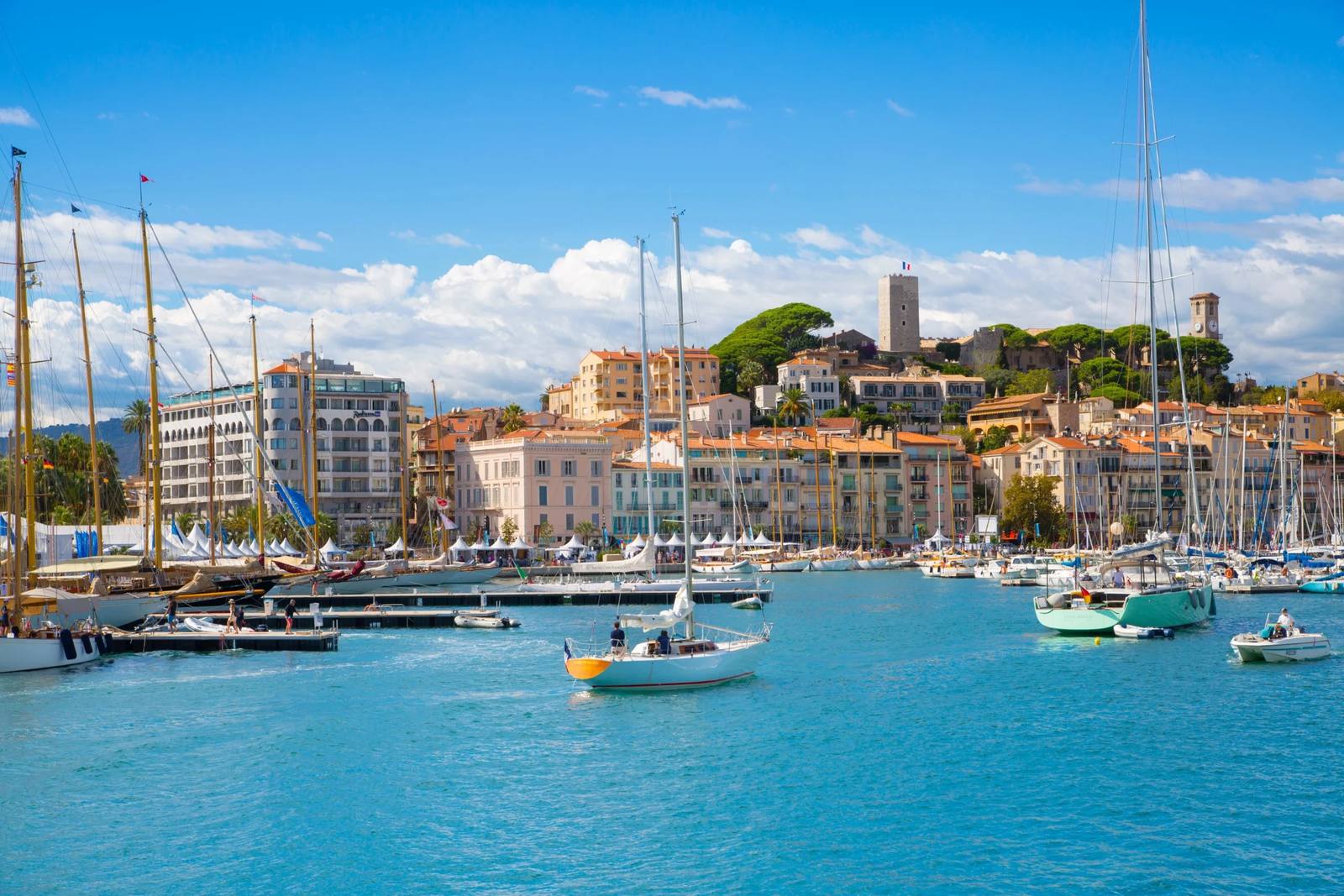 The Old Port quays and the Suquet, at the heart of Cannes' most sought-after districts.