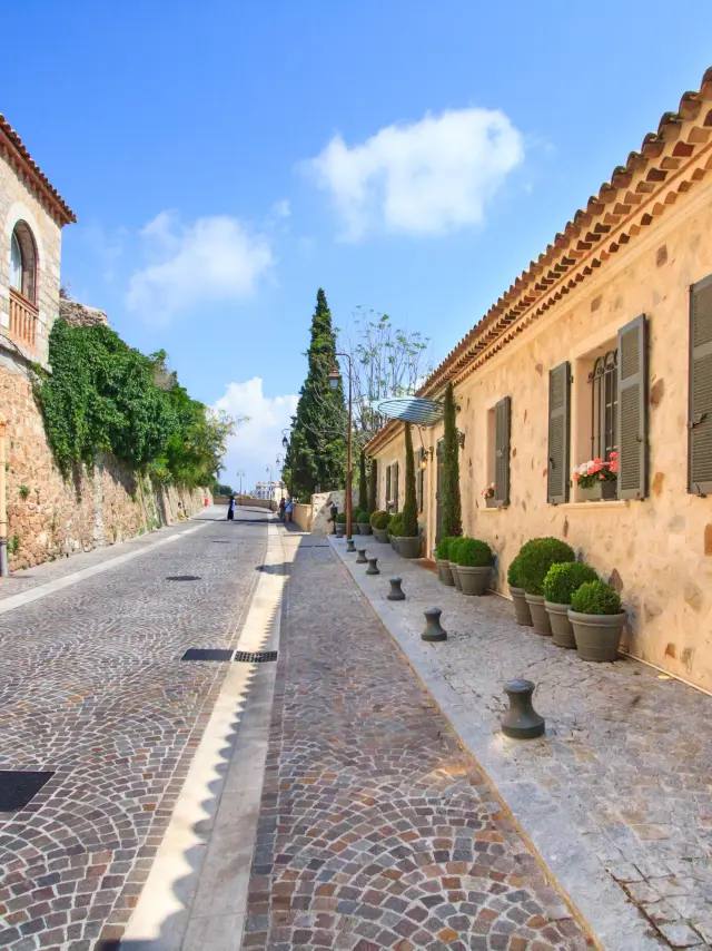 The lanes of Le Suquet, old Cannes: behind the postcard, the Cannes bid rests on a year-round calendar of international festivals and congresses, from the Film Festival to MIPIM and the TFWA.
