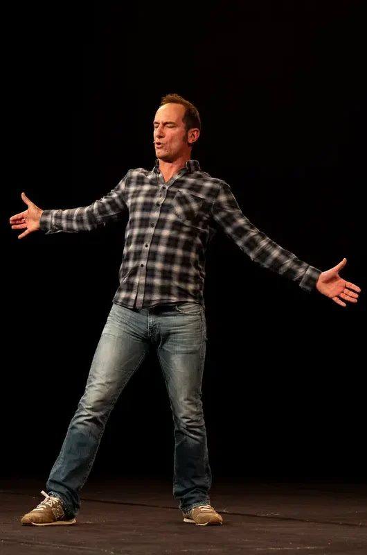The comedian takes the audience through two days and two nights of racing, between cramps, low blood sugar and delirium.