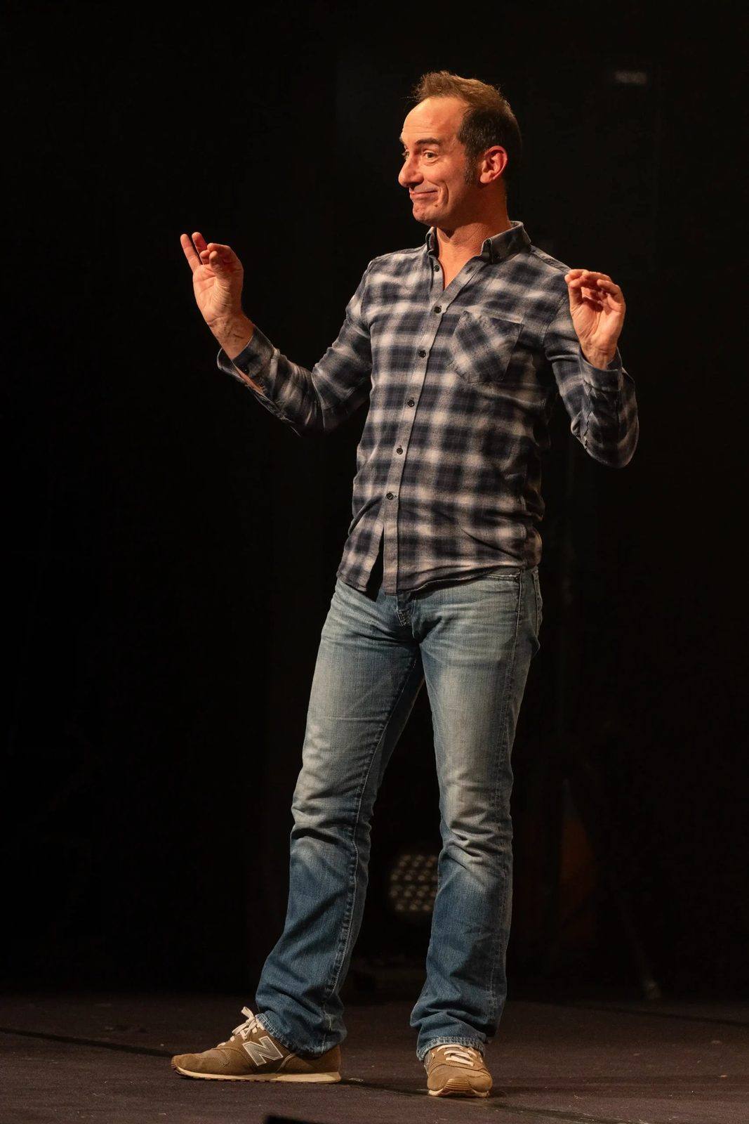 Yohann Métay on stage in 'La Tragédie du dossard 512', his one-man show inspired by the Ultra-Trail du Mont-Blanc.
